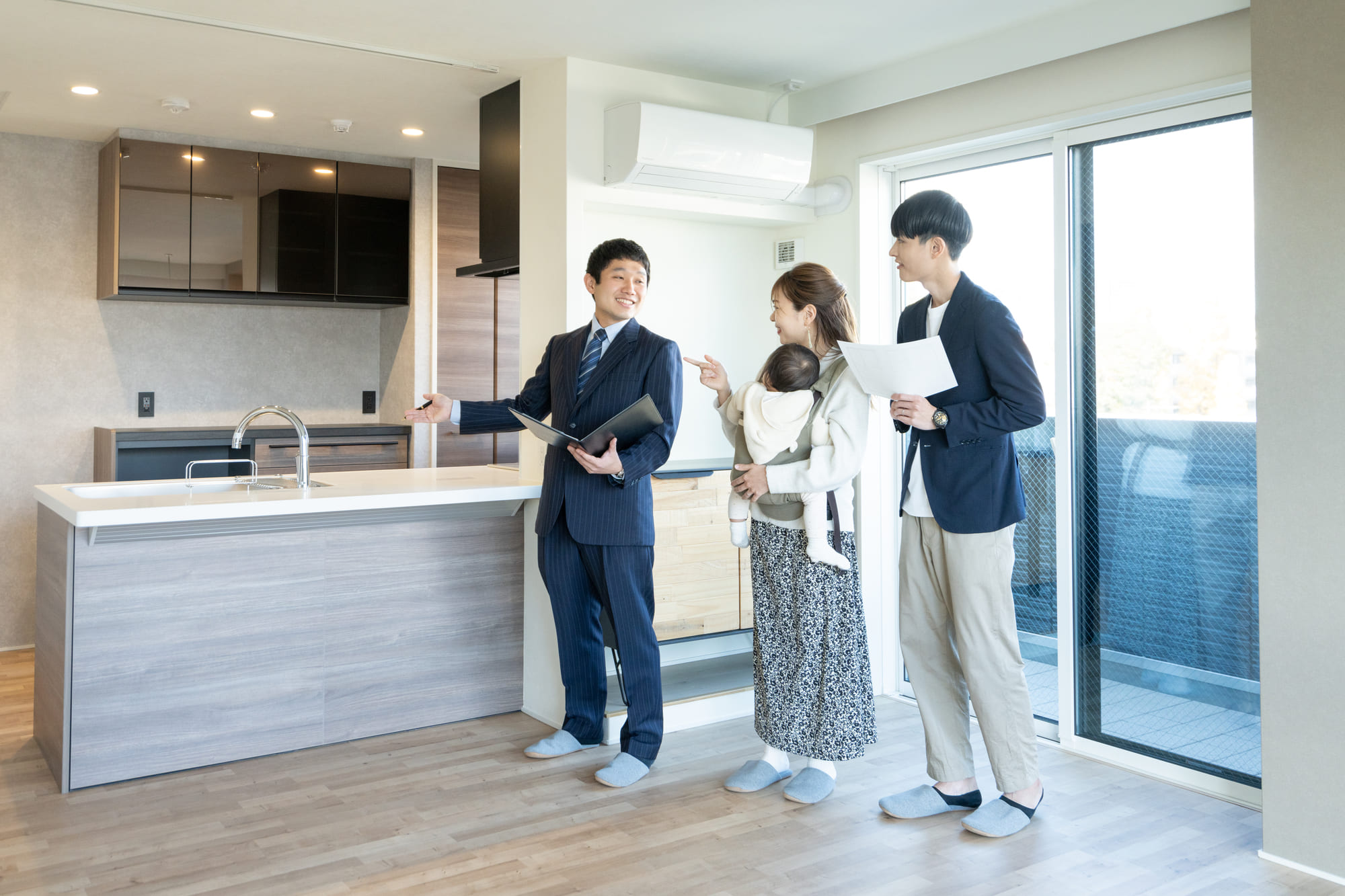 マンションに内見しに来たファミリー